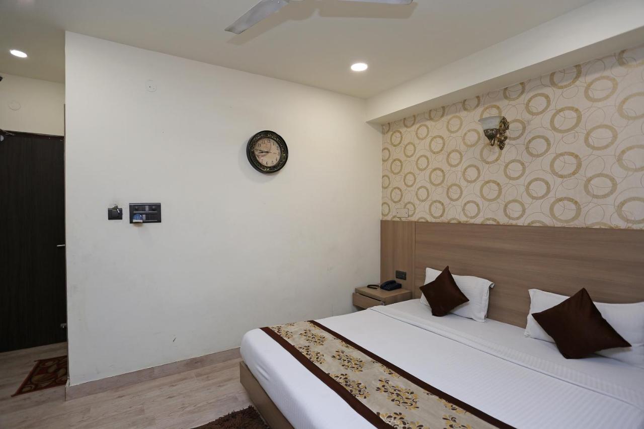 Capital O 5663 Gs Inn Chinhat Bagian luar foto