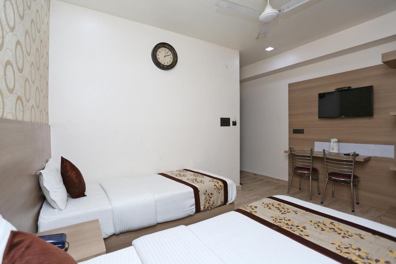 Capital O 5663 Gs Inn Chinhat Bagian luar foto