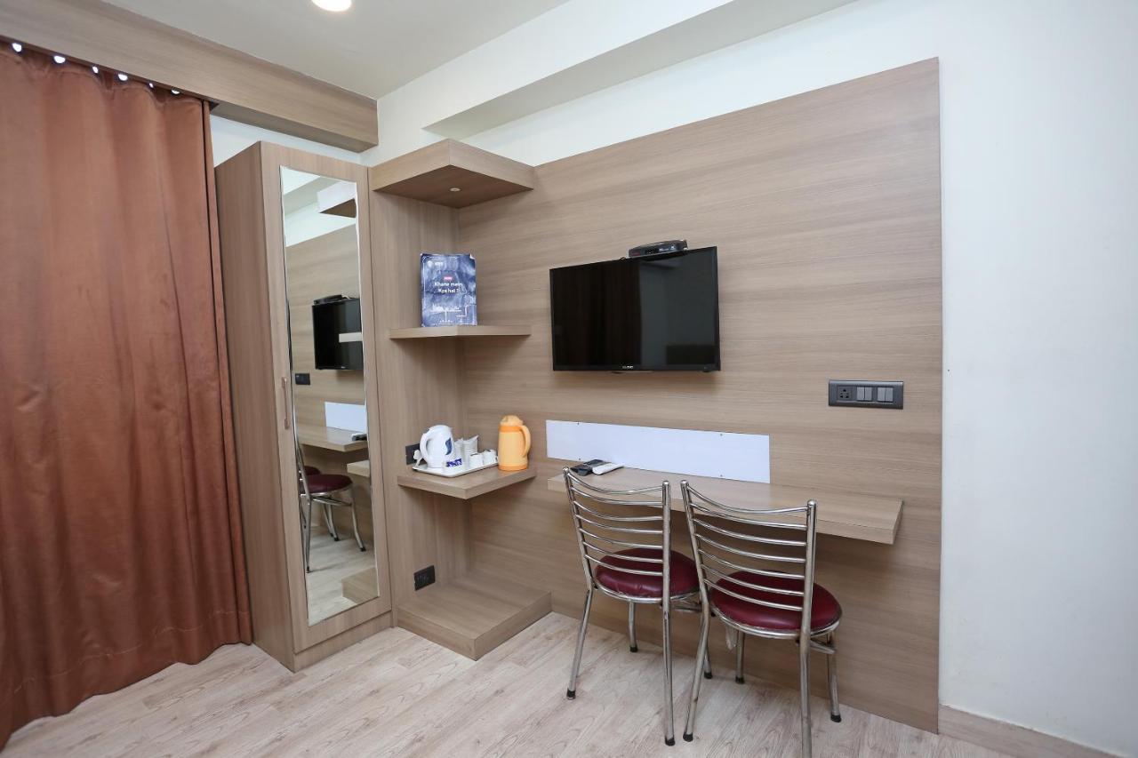 Capital O 5663 Gs Inn Chinhat Bagian luar foto