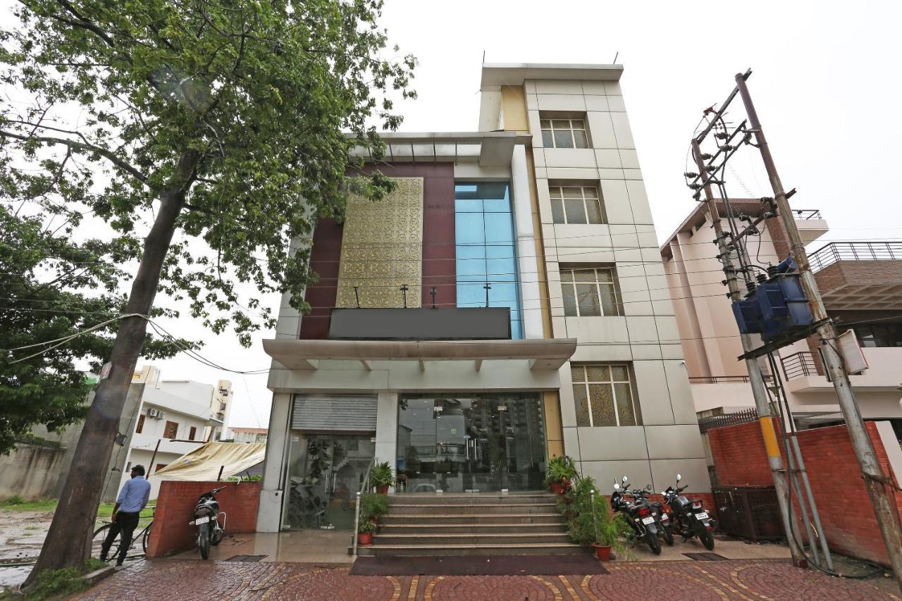 Capital O 5663 Gs Inn Chinhat Bagian luar foto
